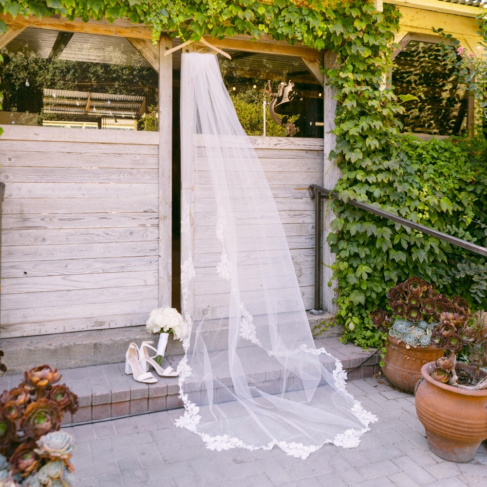 Untamed Petals Bridal Veil - Picture 8 of 8